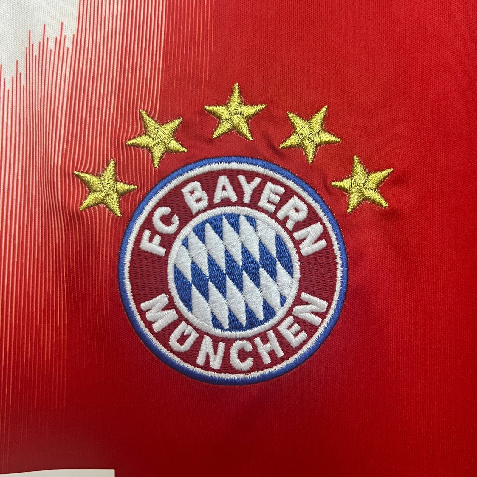 Bayern Múnich 2025/26 1a Eq. — vista trasera