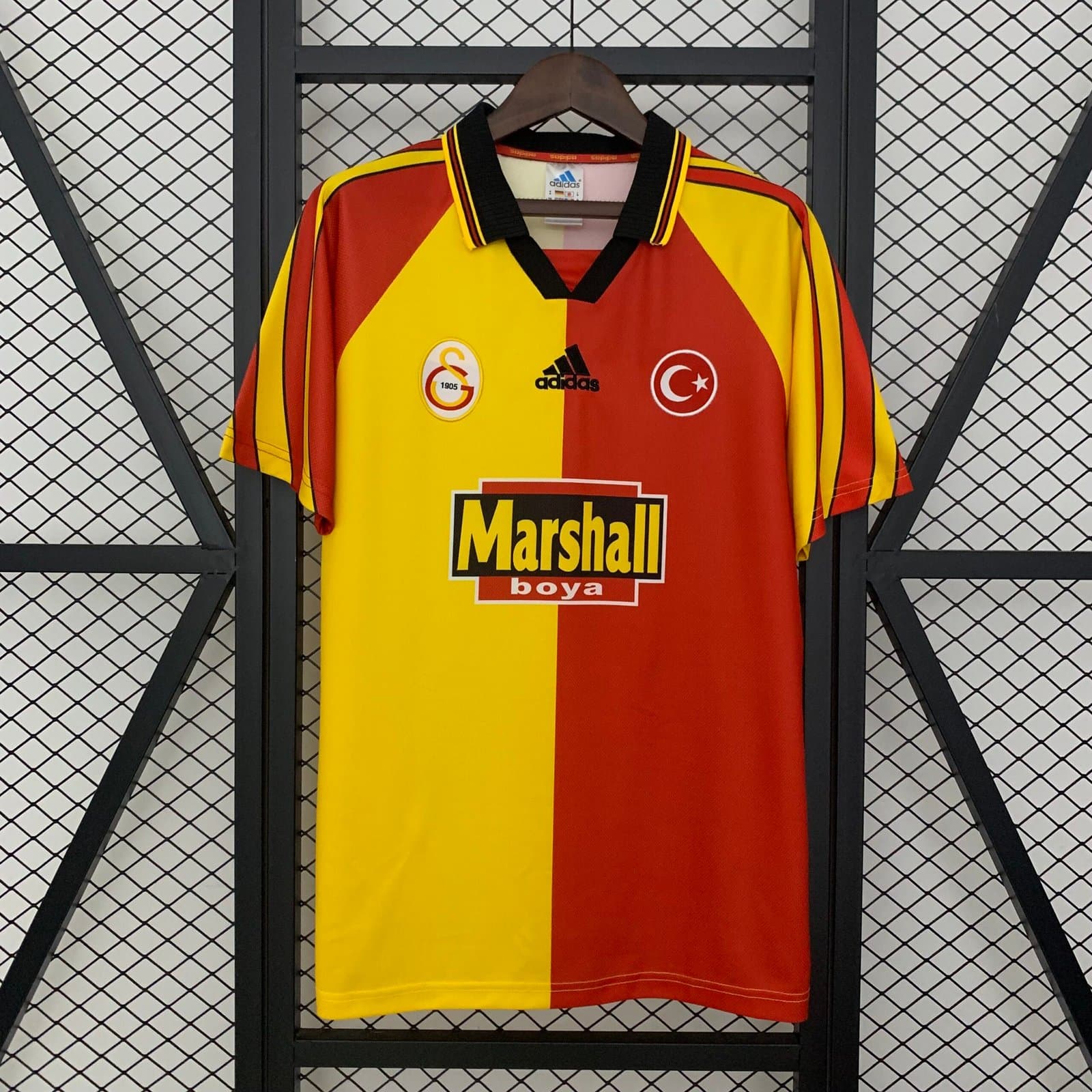 Galatasaray 1998/99 1a Eq. — vista frontal