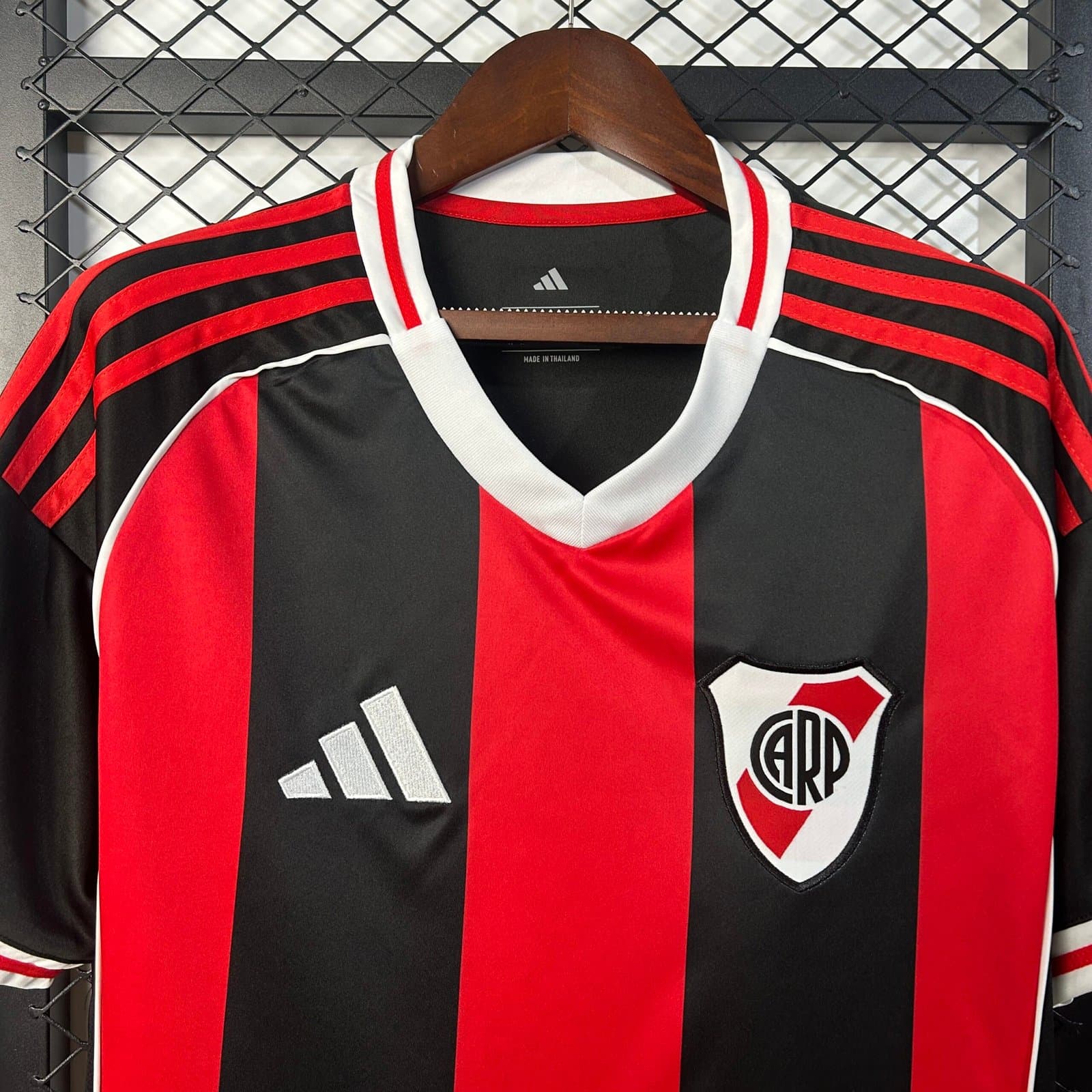 River Plate 2025/26 2a Eq. (con Sponsor Betano) — vista trasera