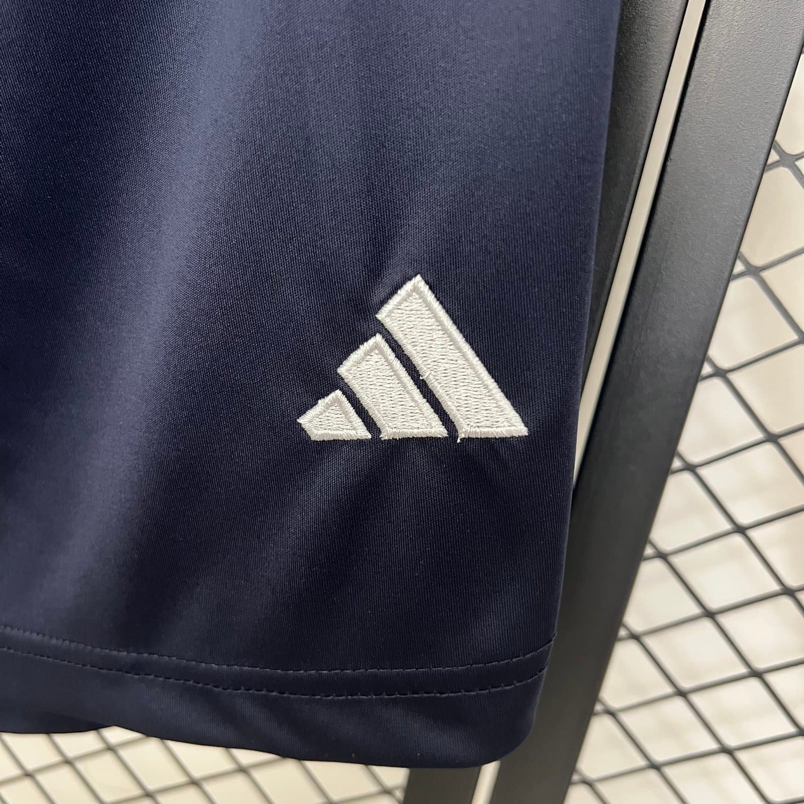 Real Madrid 2025/26 Pantalón 2ª Eq. — detalle